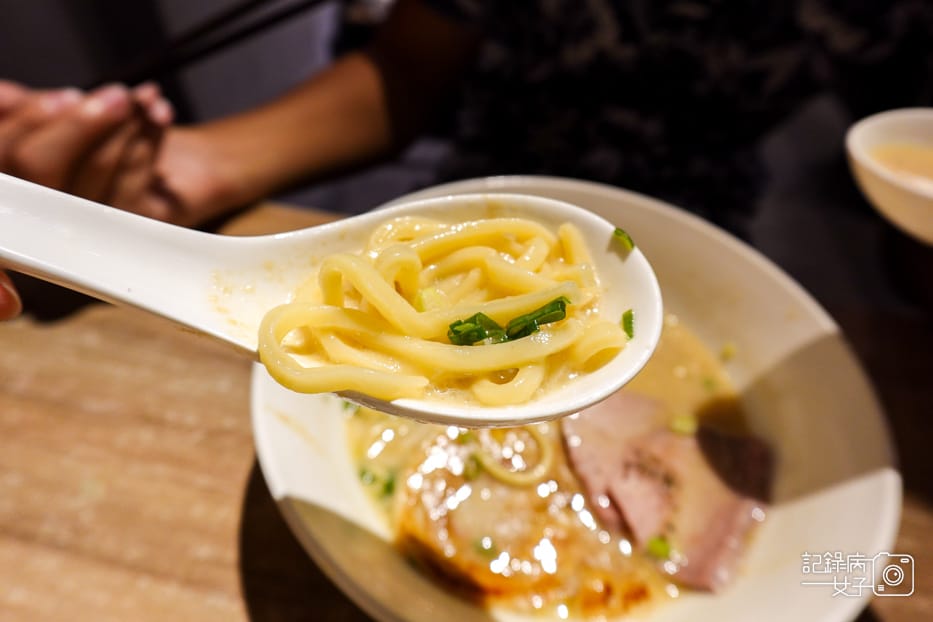 28士林夜市百八龍拉麵人氣濃厚豚骨味噌拉麵叉燒肉.jpg 28士林夜市百八龍拉麵人氣濃厚豚骨味噌拉麵叉燒肉.jpg