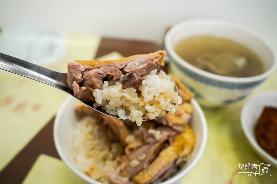 34高雄左營正宗鴨肉飯限量手工切鴨腿飯下水湯鴨珍鴨心.jpg