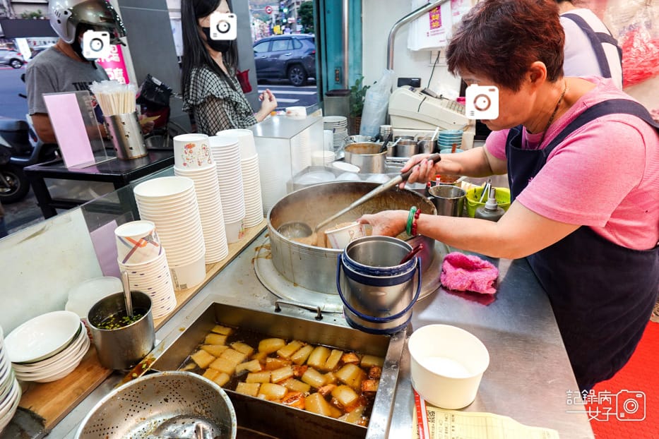 4 信義區銅板美食春來蚵仔麵線後山埤小吃大腸蚵仔綜合麵線碗粿肉粽.jpg