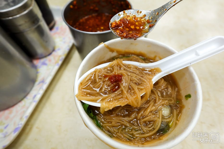 20 信義區銅板美食春來蚵仔麵線後山埤小吃大腸蚵仔綜合麵線碗粿肉粽.jpg