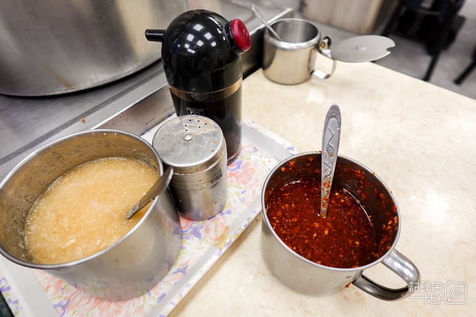 18 信義區銅板美食春來蚵仔麵線後山埤小吃大腸蚵仔綜合麵線碗粿肉粽.jpg