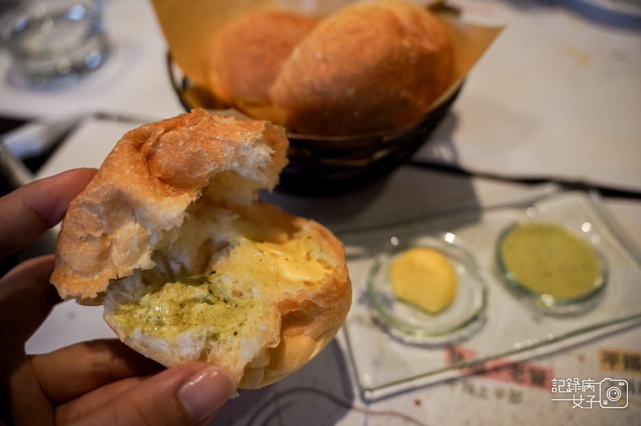 25高雄凱恩斯岩燒牛排歐式麵包餐包奶油羅勒醬.jpg 25高雄凱恩斯岩燒牛排歐式麵包餐包奶油羅勒醬.jpg