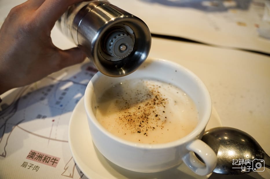 69高雄凱恩斯岩燒牛排酥皮牛肝蕈濃湯牛肉羅宋湯.jpg 69高雄凱恩斯岩燒牛排酥皮牛肝蕈濃湯牛肉羅宋湯.jpg