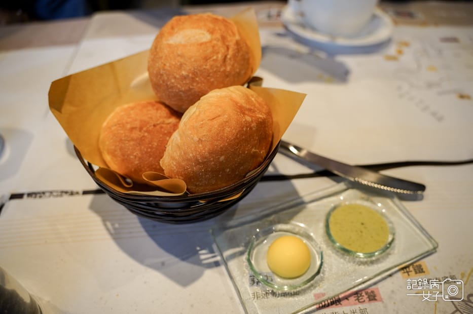 23高雄凱恩斯岩燒牛排歐式麵包餐包奶油羅勒醬.jpg 23高雄凱恩斯岩燒牛排歐式麵包餐包奶油羅勒醬.jpg