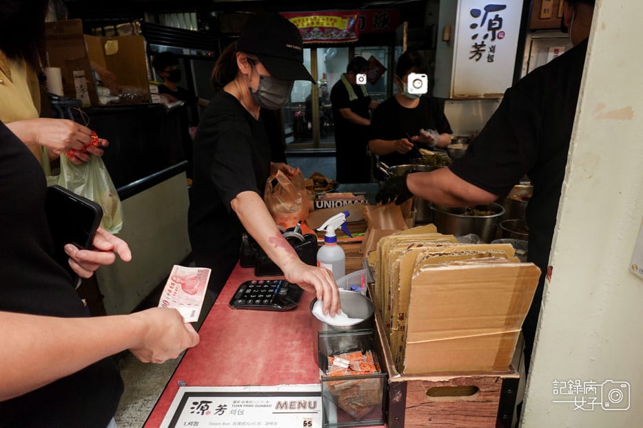 15台北萬華區源芳刈包割包四神湯華西街夜市美食必比登推薦.jpg