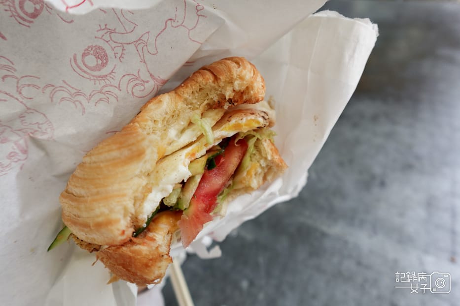 11台北內湖東湖阿枝早點起司豬排丹麥堡蔬菜蛋餅蘿蔔絲鮪魚蛋餅.jpg