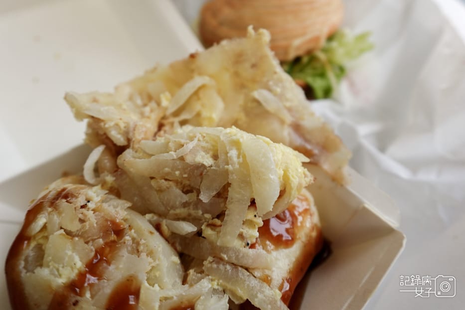 5台北內湖東湖阿枝早點起司豬排丹麥堡蔬菜蛋餅蘿蔔絲鮪魚蛋餅.jpg