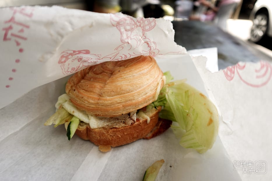 6台北內湖東湖阿枝早點起司豬排丹麥堡蔬菜蛋餅蘿蔔絲鮪魚蛋餅.jpg