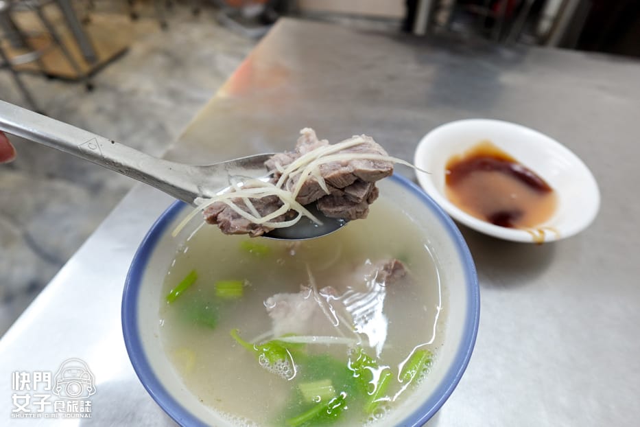 9三重蘆洲白河阿婆雞魯飯便當嘴邊肉湯.jpg
