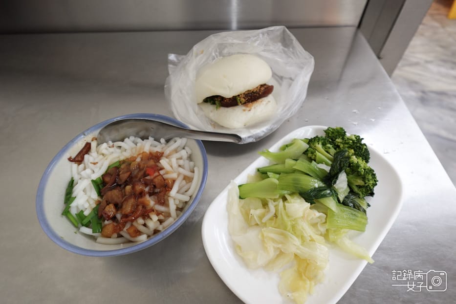 16新北三重美食白河阿婆碗粿米苔目控肉刈包豬心湯肉粽板條.jpg