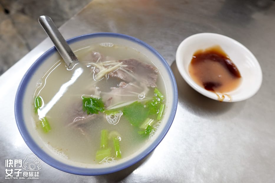 7三重蘆洲白河阿婆雞魯飯便當嘴邊肉湯.jpg