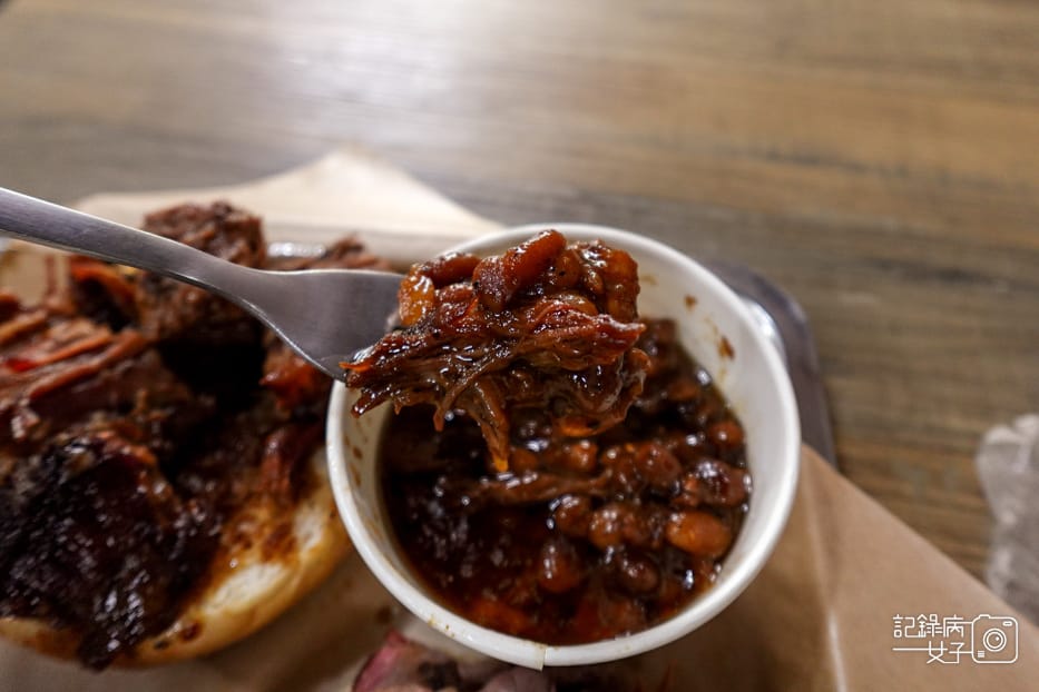 17南港Bogart%5Cs Smokehouse Taipei 美式木柴煙燻屋限量醬燒牛胸肉漢堡烤焗豆.jpg