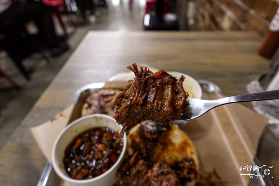 9南港Bogart%5Cs Smokehouse Taipei 美式木柴煙燻屋限量醬燒牛胸肉漢堡烤焗豆.jpg