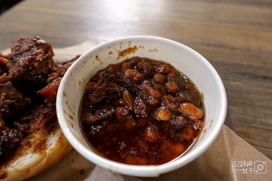 16南港Bogart%5Cs Smokehouse Taipei 美式木柴煙燻屋限量醬燒牛胸肉漢堡烤焗豆.jpg