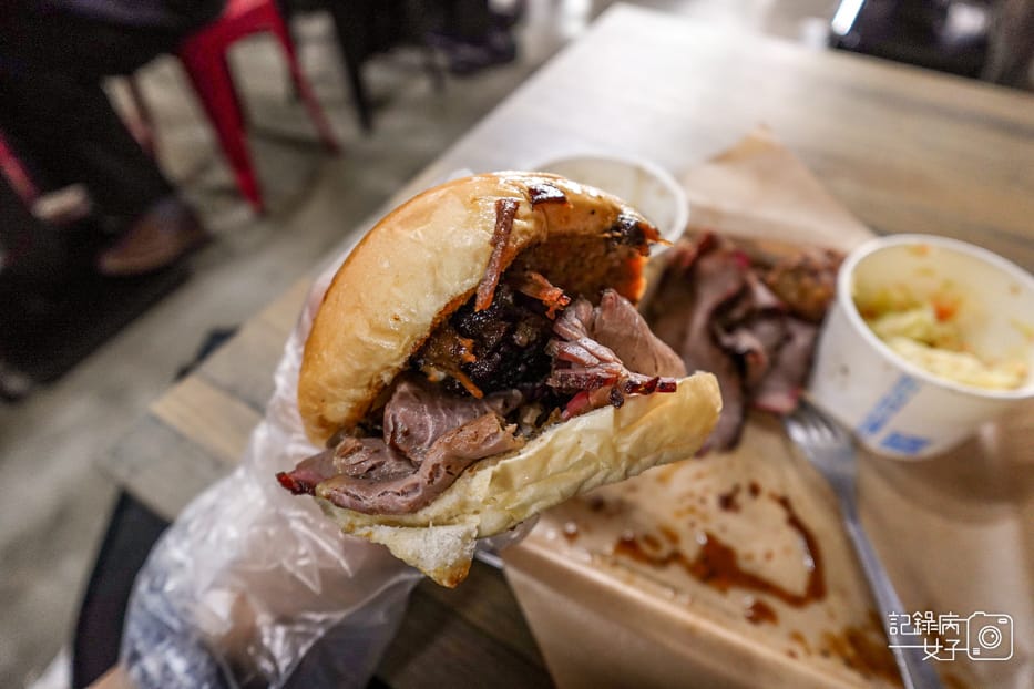 13南港Bogart%5Cs Smokehouse Taipei 美式木柴煙燻屋限量醬燒牛胸肉漢堡烤焗豆.jpg