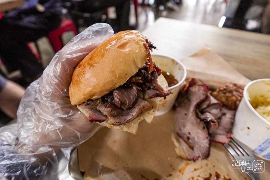 14南港Bogart%5Cs Smokehouse Taipei 美式木柴煙燻屋限量醬燒牛胸肉漢堡烤焗豆.jpg