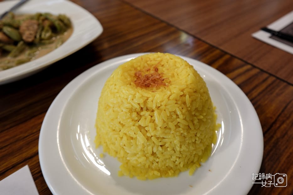 14米其林必比登磐石坊正宗印尼料理蜂巢爪哇炸雞巴東牛肉雞絲糯米卷薑黃飯.jpg