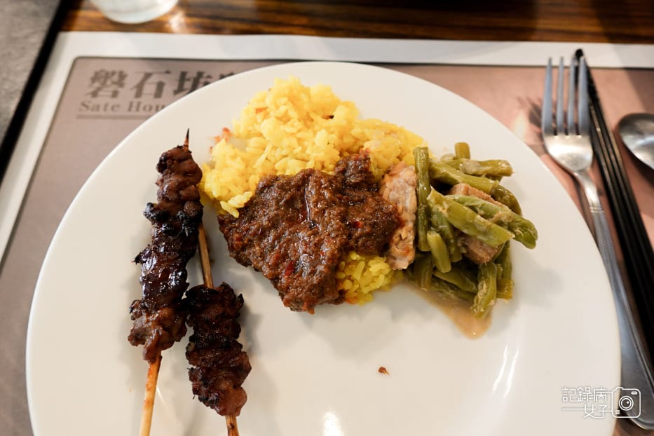 33米其林必比登磐石坊正宗印尼料理蜂巢爪哇炸雞巴東牛肉雞絲糯米卷薑黃飯.jpg
