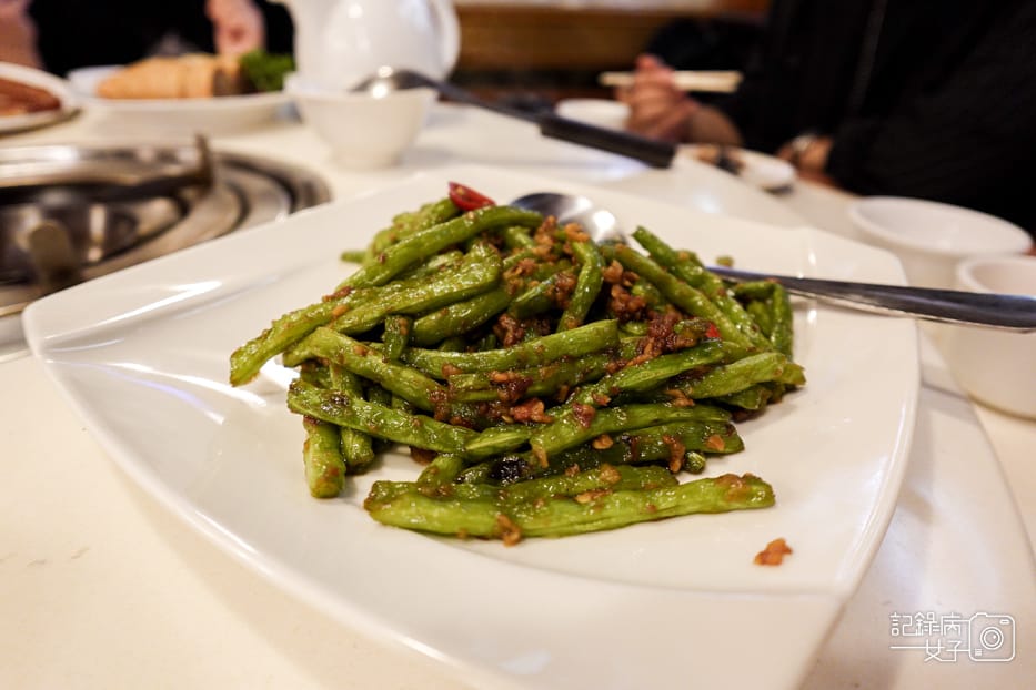 30台北雞家莊總店米其林必比登推薦台菜餐廳乾煸四季豆炒培根高麗菜.jpg