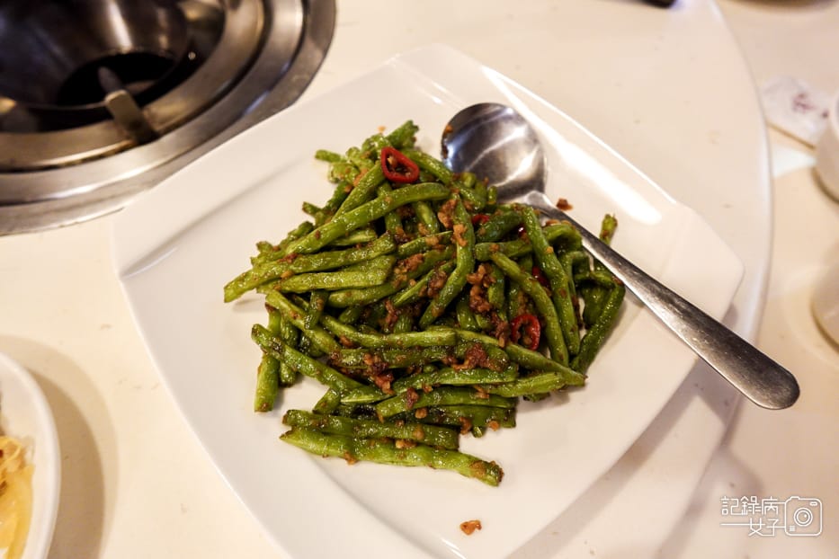 29台北雞家莊總店米其林必比登推薦台菜餐廳乾煸四季豆炒培根高麗菜.jpg