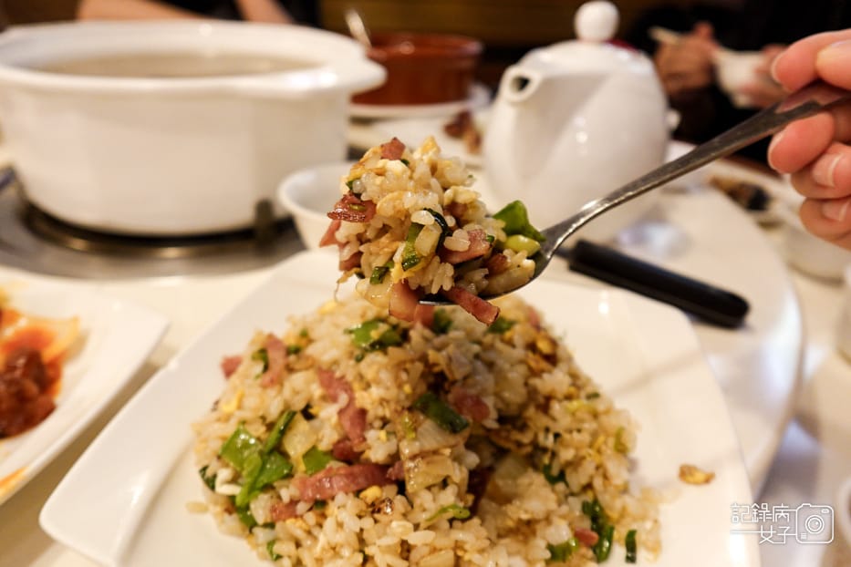 10台北雞家莊總店米其林必比登推薦台菜餐廳培根蛋炒飯.jpg
