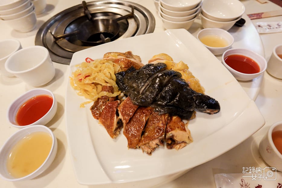 11台北雞家莊總店米其林必比登推薦台菜餐廳三味雞烏骨雞煙燻雞鹽水雞白斬雞切盤.jpg