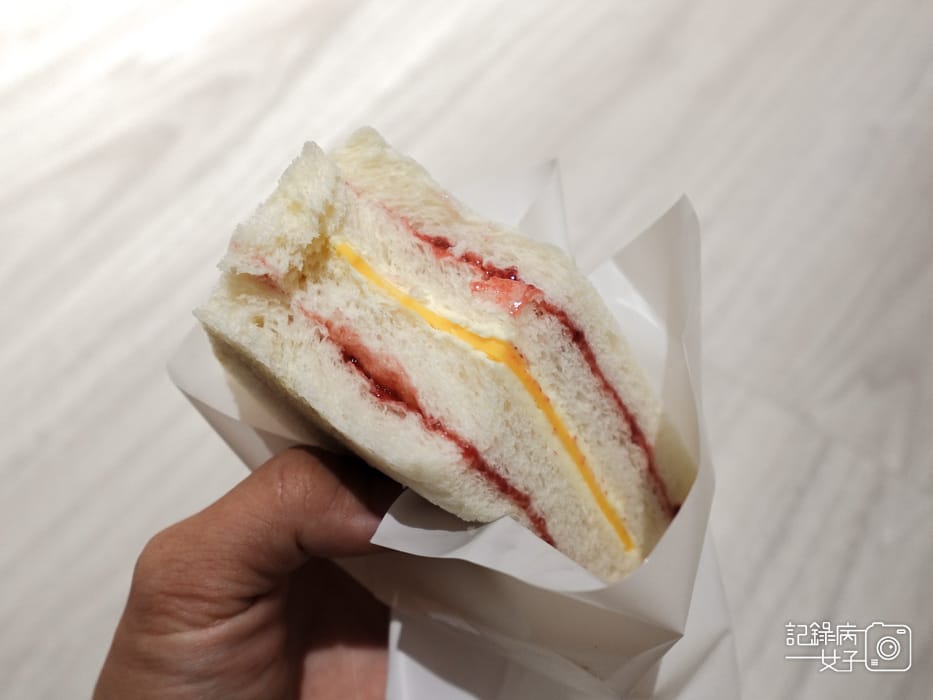 3 洪瑞珍三明治概念店開箱草莓起司三明治.jpg 3 洪瑞珍三明治概念店開箱草莓起司三明治.jpg