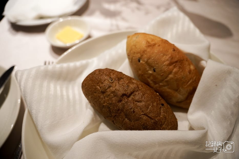 12雅室牛排餐前麵包葵花籽橙皮雜糧裸麥麵包.jpg
