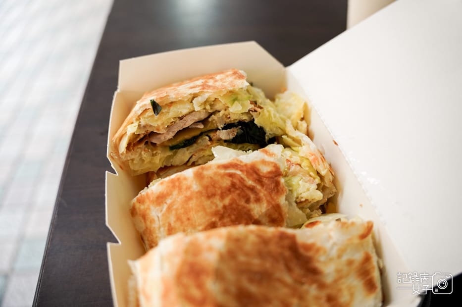 16台北善導寺早餐艾搗蛋手工蛋餅招牌皇后卷豬里肌酥皮蛋餅高麗菜蛋餅.jpg