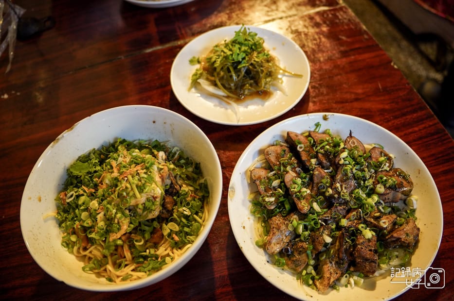 10南港區無招牌麵攤無名麵攤炙燒豬頭骨肉豬舌皮蛋臭豆腐麵.jpg