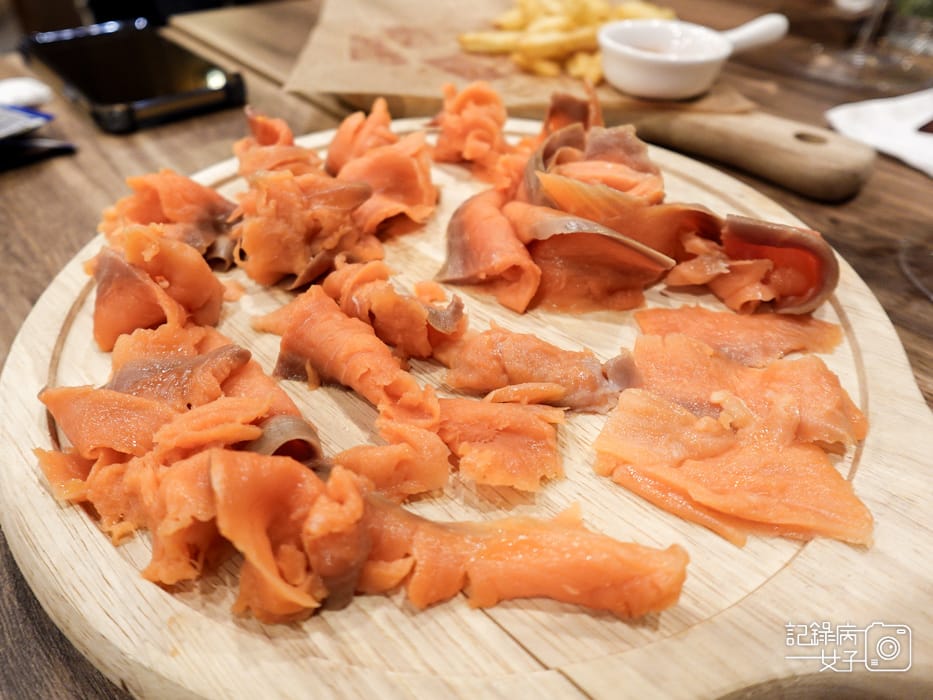 47Wineswee威士威酒食299紅酒白酒威士忌喝到飽冷燻鮭魚薄片.jpg