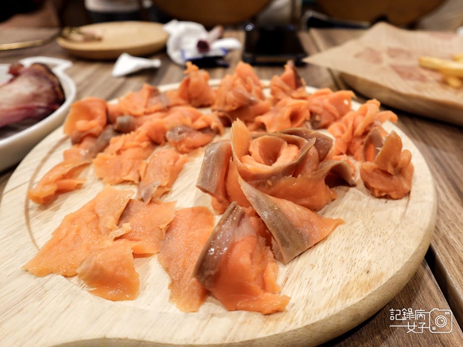 48Wineswee威士威酒食299紅酒白酒威士忌喝到飽冷燻鮭魚薄片.jpg