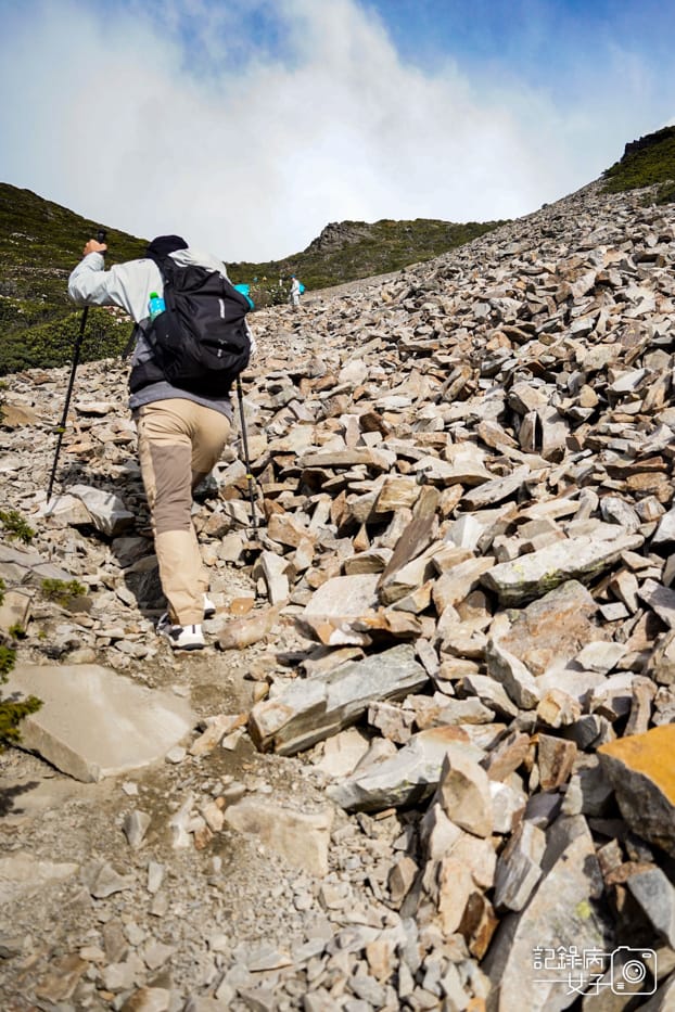 30台灣百岳雪山北峰雪北單攻碎石坡假山頭.jpg