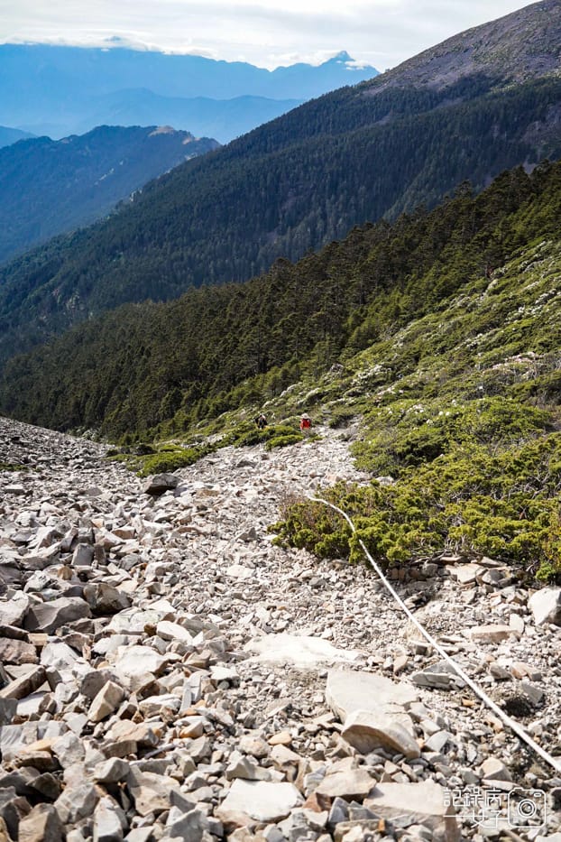 28台灣百岳雪山北峰雪北單攻碎石坡假山頭.jpg