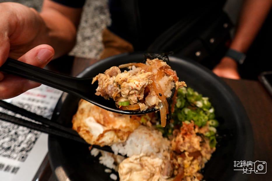 7三重美食張口吃塔香辣炒豬飯日式牛肉丼飯嘴邊肉.jpg