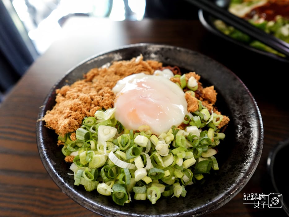 18三重美食張口吃豬油拌飯溫泉蛋麻辣乾拌麵丼飯.jpg