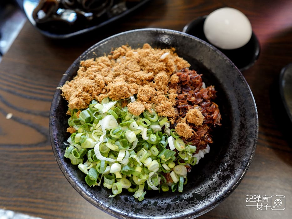 13三重美食張口吃豬油拌飯溫泉蛋麻辣乾拌麵丼飯.jpg