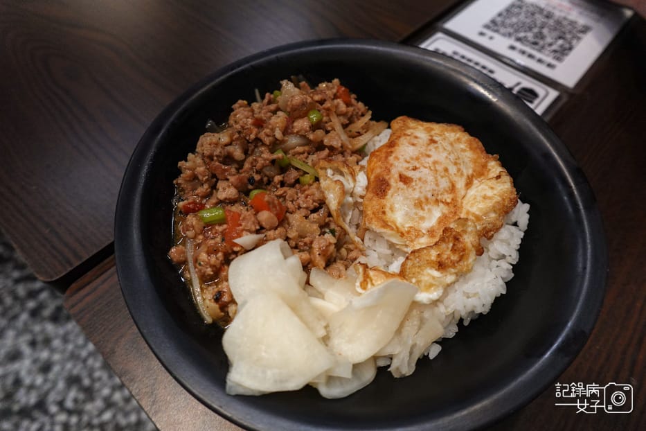 2三重美食張口吃塔香辣炒豬飯日式牛肉丼飯嘴邊肉.jpg