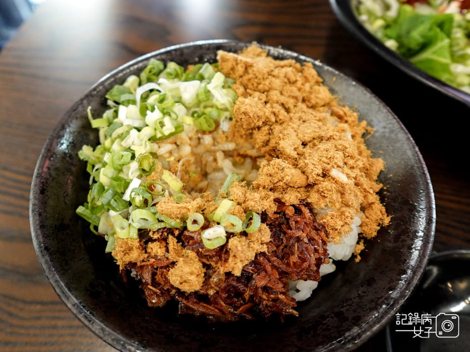 15三重美食張口吃豬油拌飯溫泉蛋麻辣乾拌麵丼飯.jpg