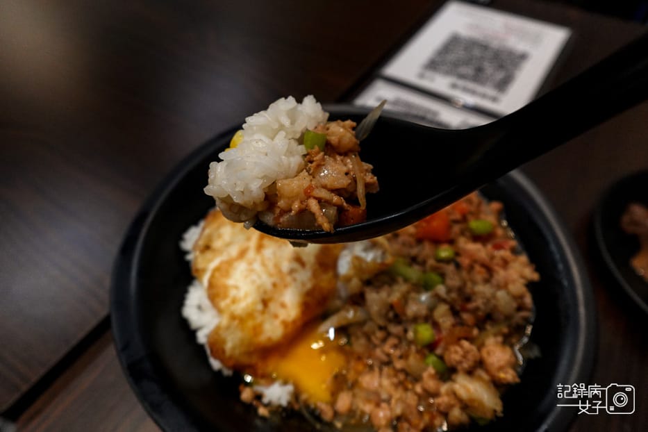 3三重美食張口吃塔香辣炒豬飯日式牛肉丼飯嘴邊肉.jpg
