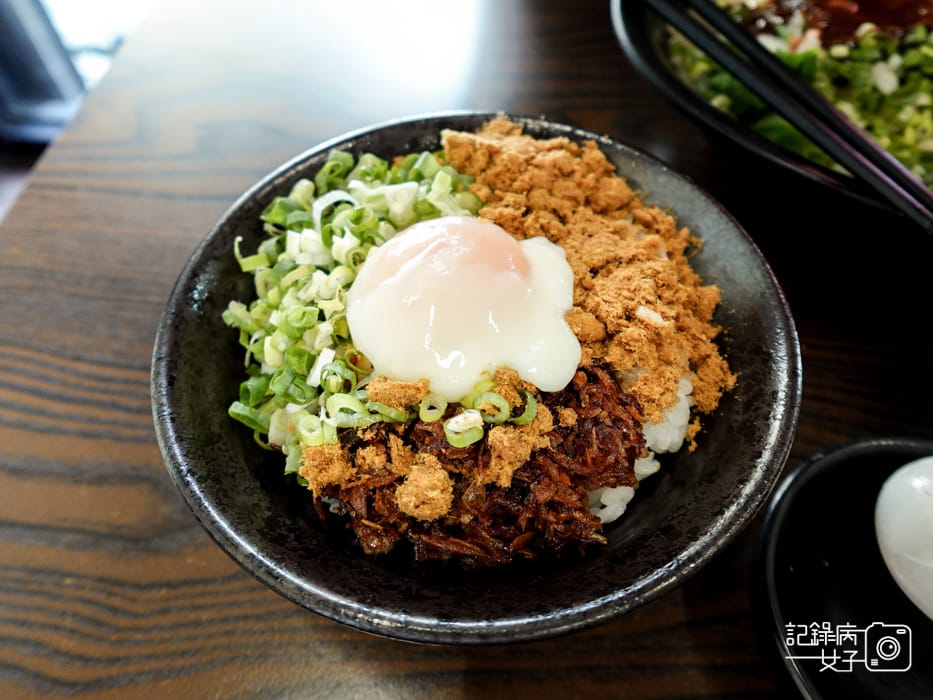 17三重美食張口吃豬油拌飯溫泉蛋麻辣乾拌麵丼飯.jpg