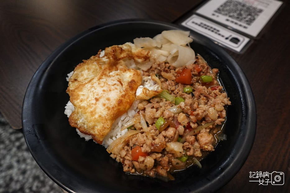 1三重美食張口吃塔香辣炒豬飯日式牛肉丼飯嘴邊肉.jpg