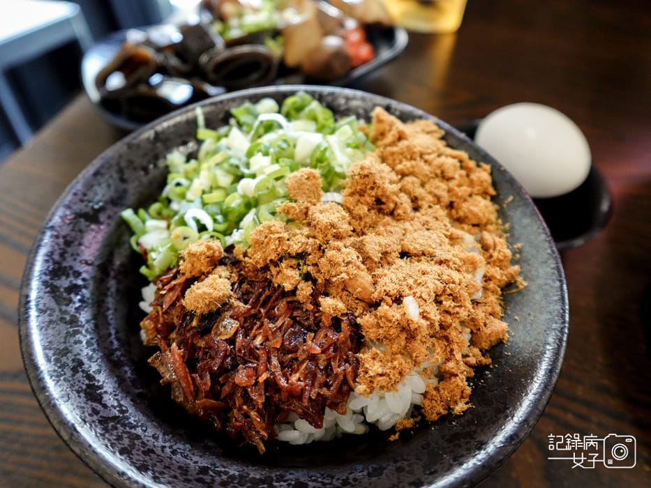 14三重美食張口吃豬油拌飯溫泉蛋麻辣乾拌麵丼飯.jpg