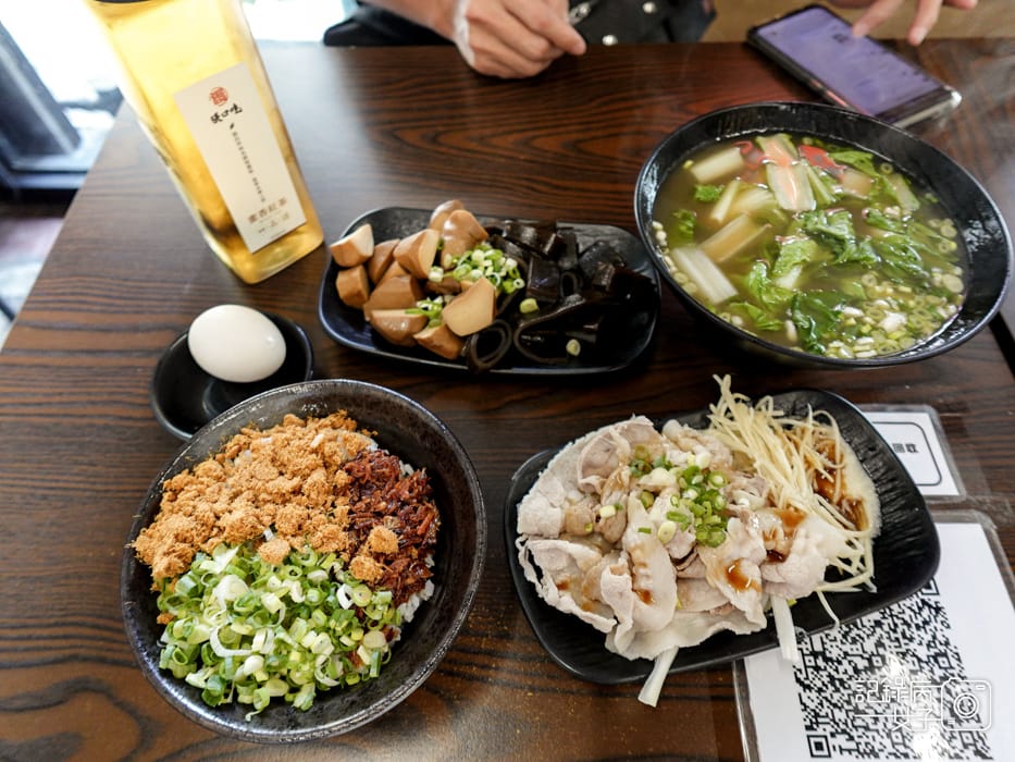 12三重美食張口吃豬油拌飯溫泉蛋麻辣乾拌麵丼飯.jpg