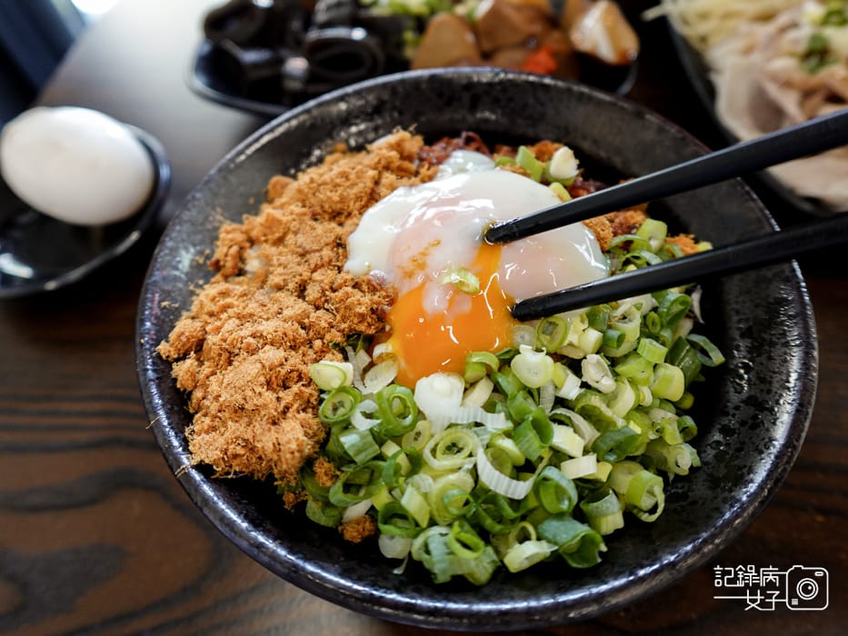 19三重美食張口吃豬油拌飯溫泉蛋麻辣乾拌麵丼飯.jpg