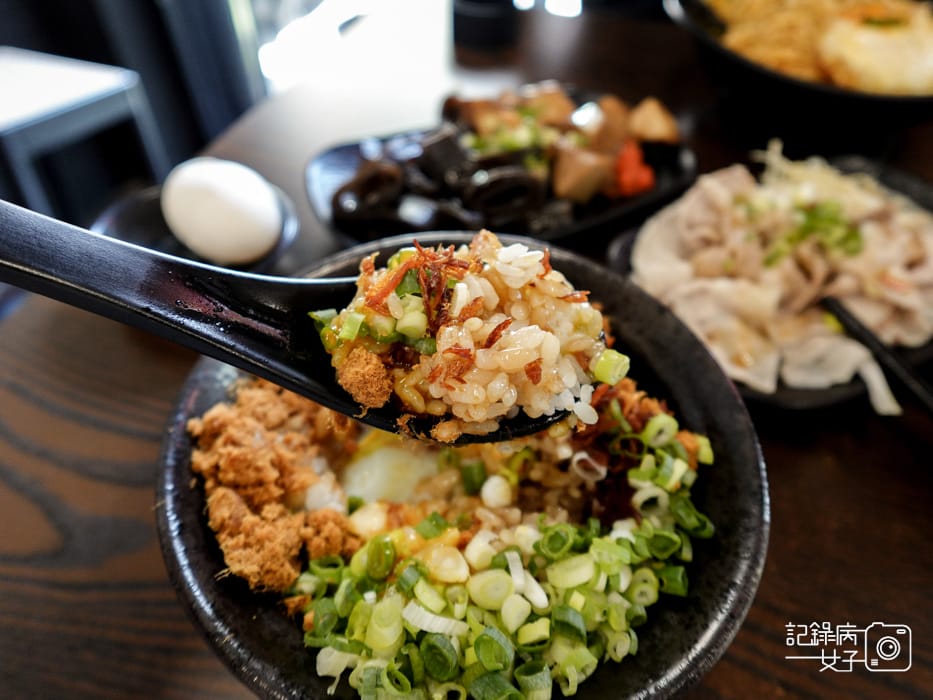 20三重美食張口吃豬油拌飯溫泉蛋麻辣乾拌麵丼飯.jpg