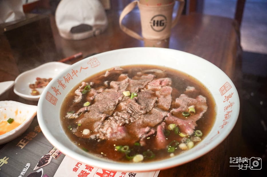 18金門美食良金牧場工廠金門現沖酒糟牛肉麵紅燒藥膳湯頭.jpg