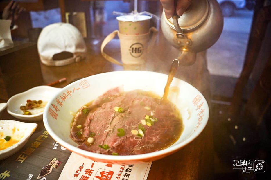 17金門美食良金牧場工廠金門現沖酒糟牛肉麵紅燒藥膳湯頭.jpg