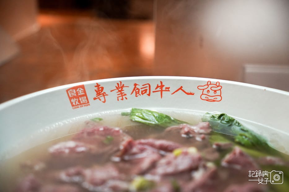 33金門美食良金牧場工廠金門酒糟牛肉麵現沖溫體牛肉湯.jpg