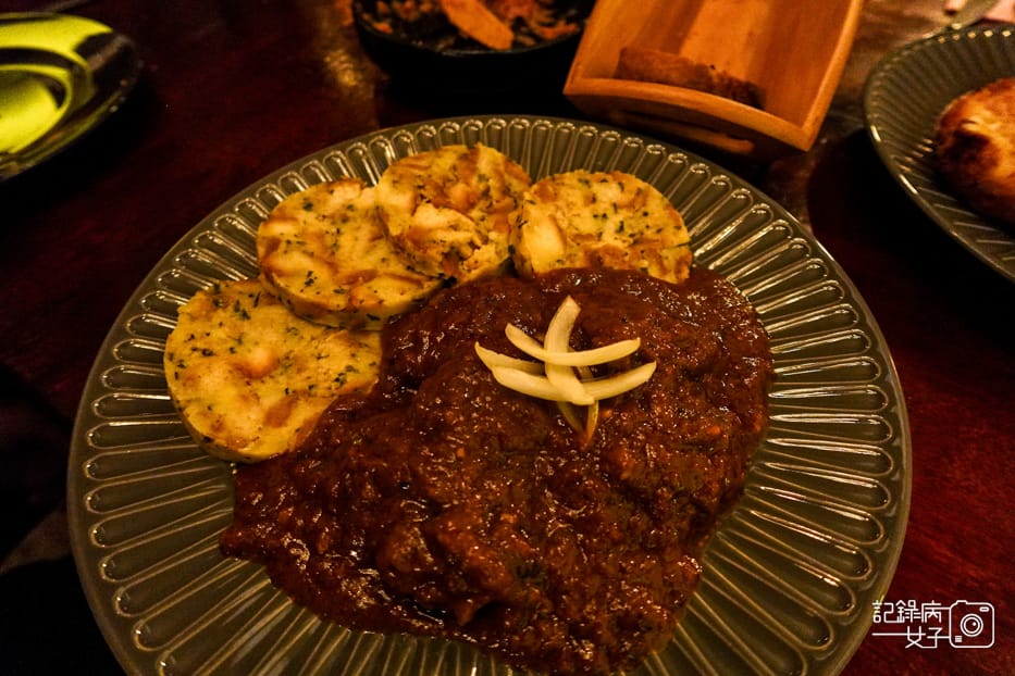 35燉牛肉佐麵糰子炸乳酪火腿薯條.jpg 35燉牛肉佐麵糰子炸乳酪火腿薯條.jpg